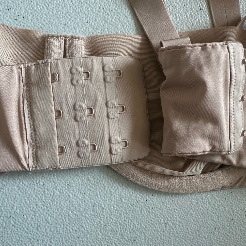 SKIMS Tan Seamless Everyday Bra - Picture 5 of 7